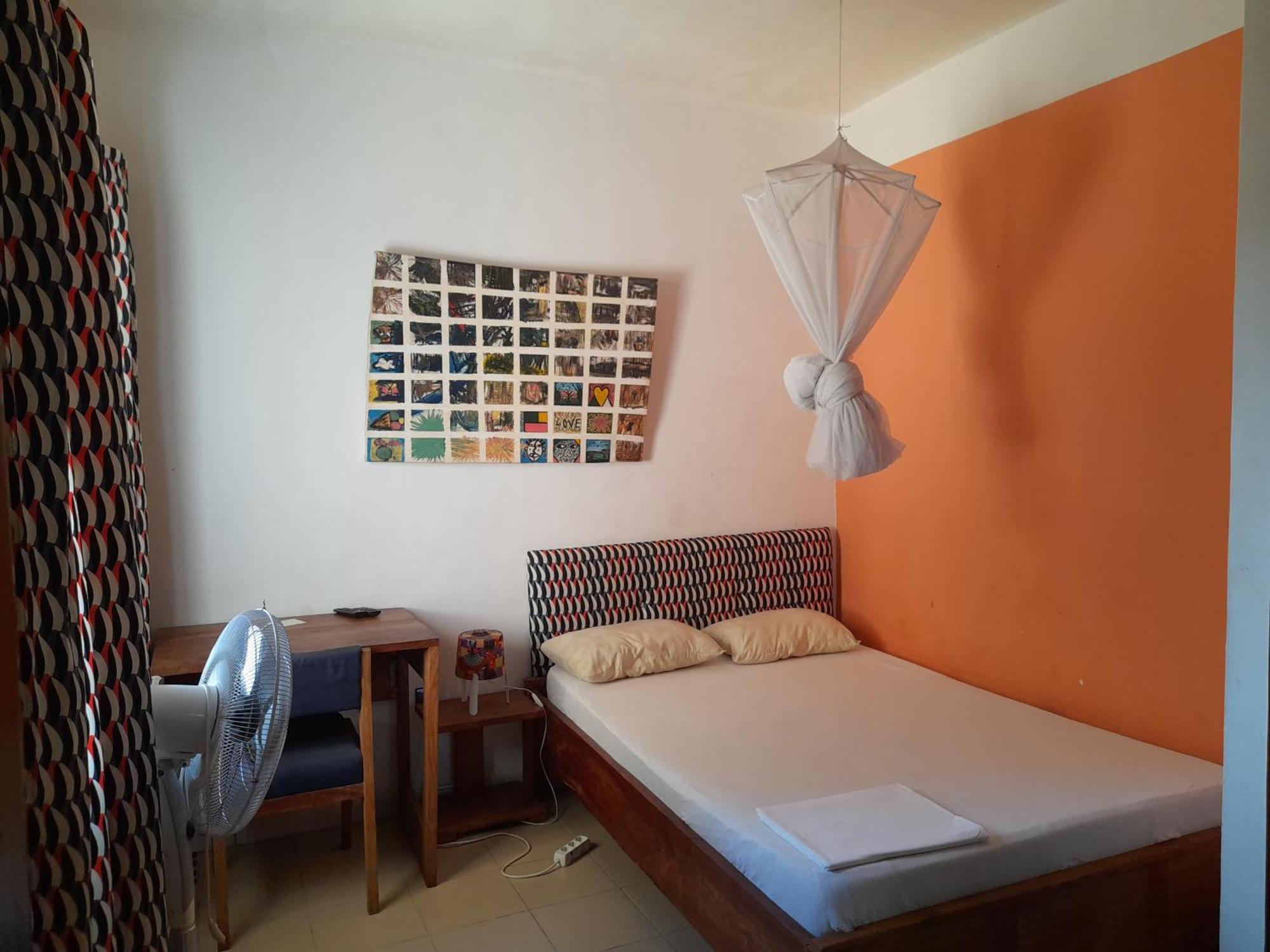 Karls Guesthouse Cotonou Quarto foto
